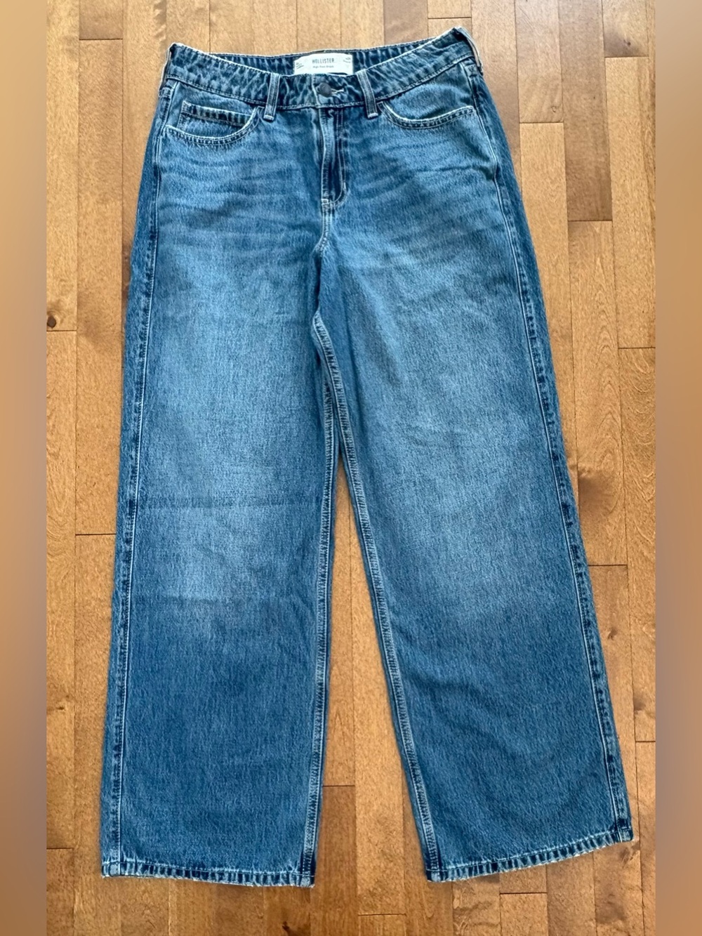 Hollister NWOT High-Rise Baggy Jeans Medium Wash Denim – Size 8R / W29